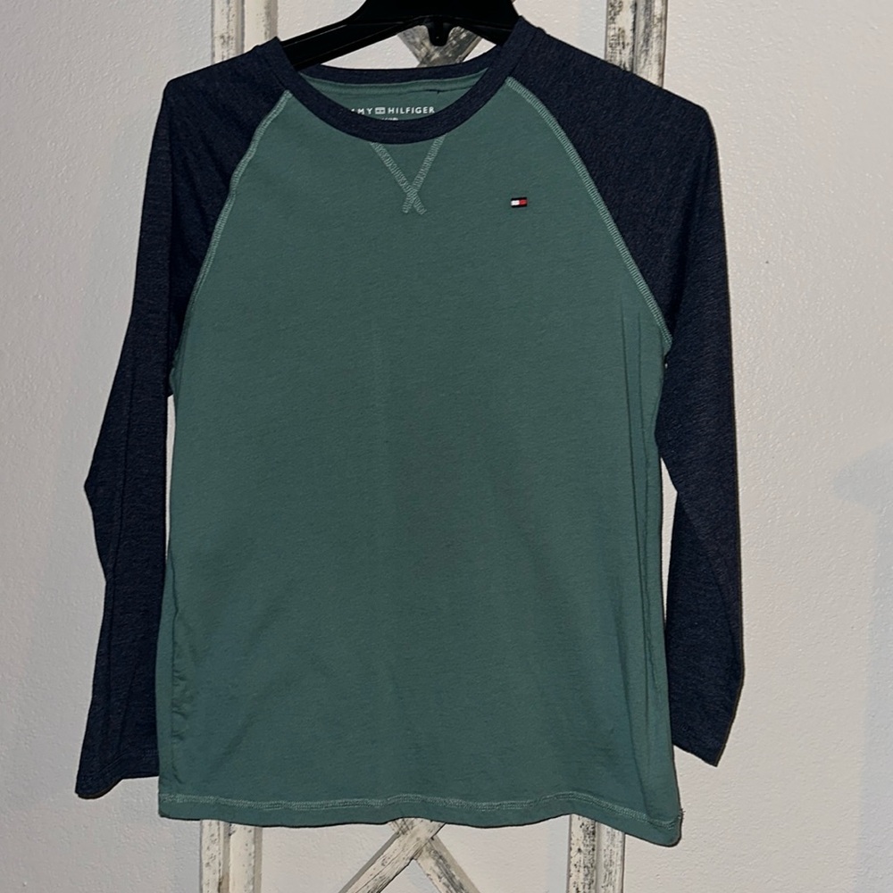 EUC Tommy Hilfiger boys 16/18 long sleeve t-shirt